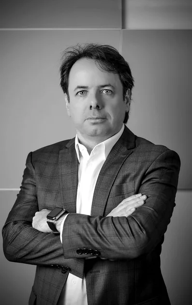 Cacá Fernandes em retrato institucional em preto e branco